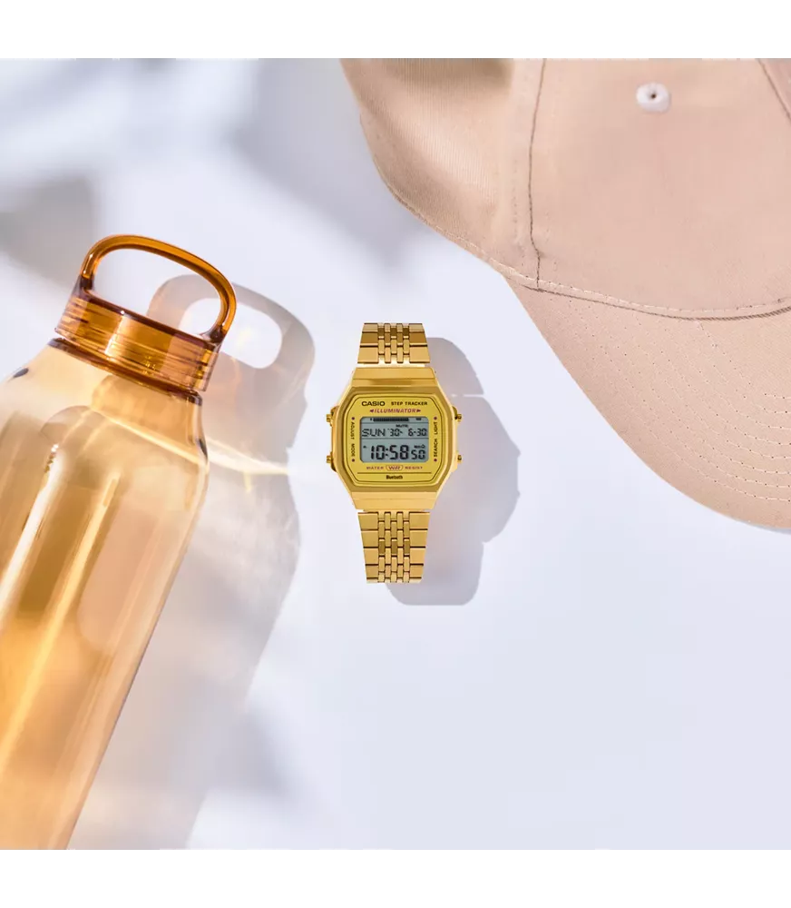 Reloj Casio vintage digital, con esfera dorada y brazalete de acero dorado.