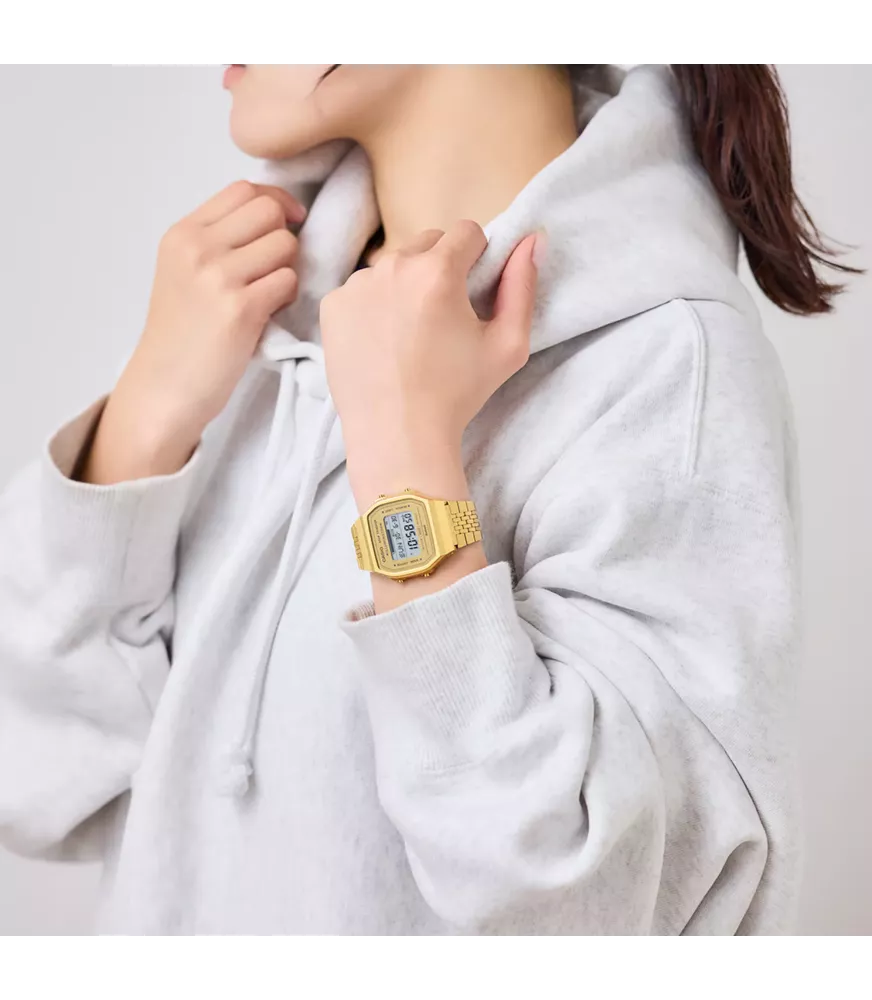 Reloj Casio vintage digital, con esfera dorada y brazalete de acero dorado.