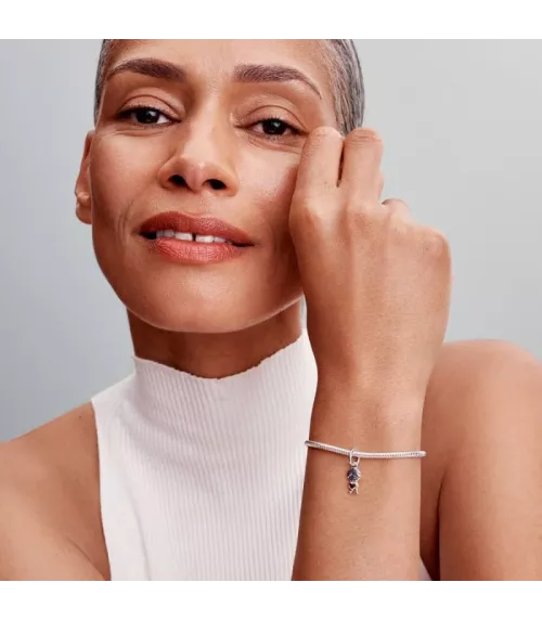 Charm colgante en plata de ley y con un recubrimiento en oro de 14k Niño Feliz 