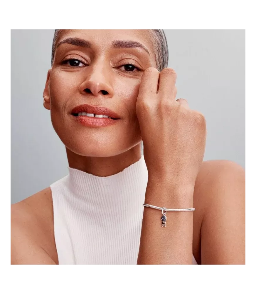 Charm colgante en plata de ley y con un recubrimiento en oro de 14k Niño Feliz 