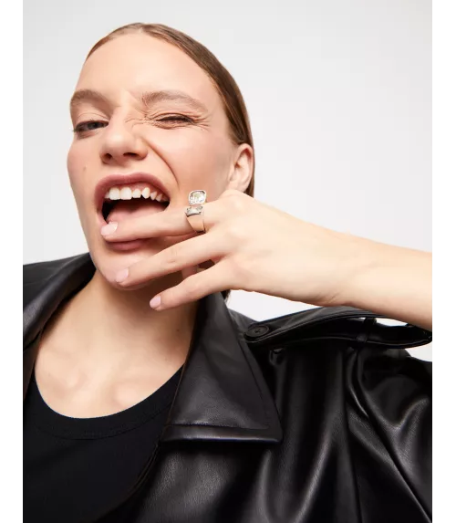 Anillo Ser Sin Complejos UNOde50, en metal bañado en plata.