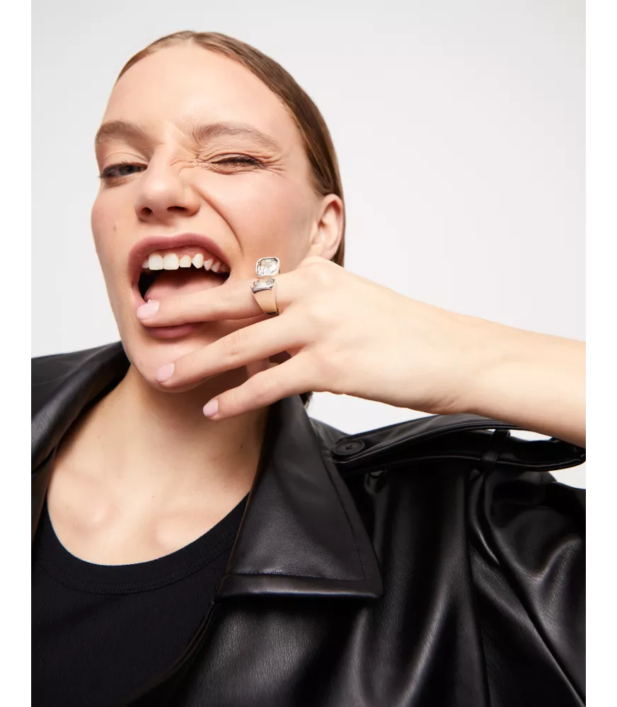 Anillo Ser Sin Complejos UNOde50, en metal bañado en plata.