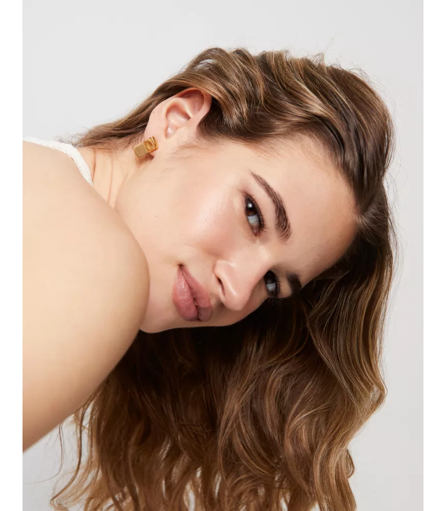 Pendientes Ser Sin Complejos UNOde50, en metal bañado en oro.