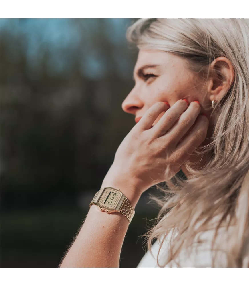 Reloj Casio vintage digital, con esfera dorada y brazalete de acero.