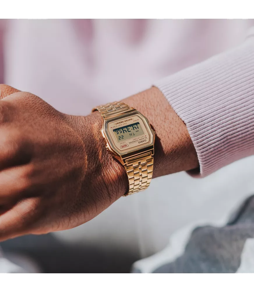 Reloj Casio vintage digital, con esfera dorada y brazalete de acero.