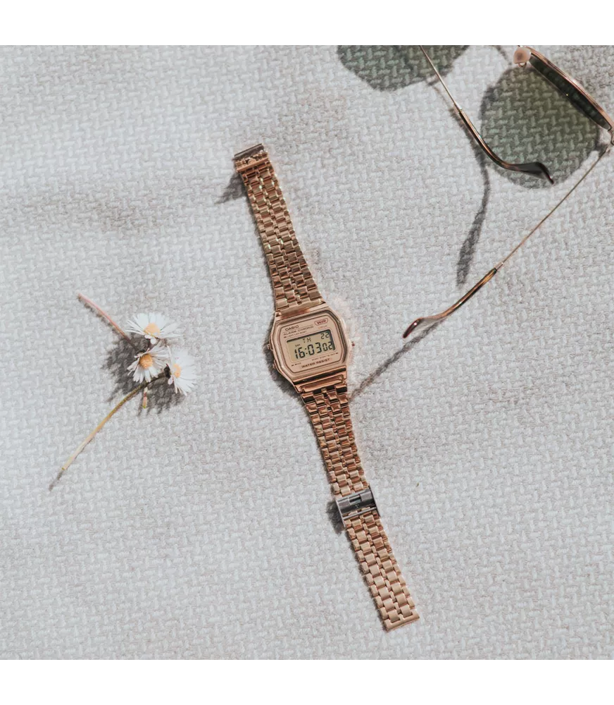 Reloj Casio vintage digital, con esfera dorada y brazalete de acero.