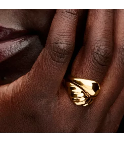 Anillos con un recubrimiento en oro de 14k combinables Ondulados