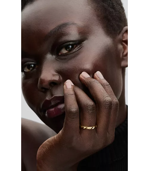 Anillo con un recubrimiento en oro de 14k banda Ondulada