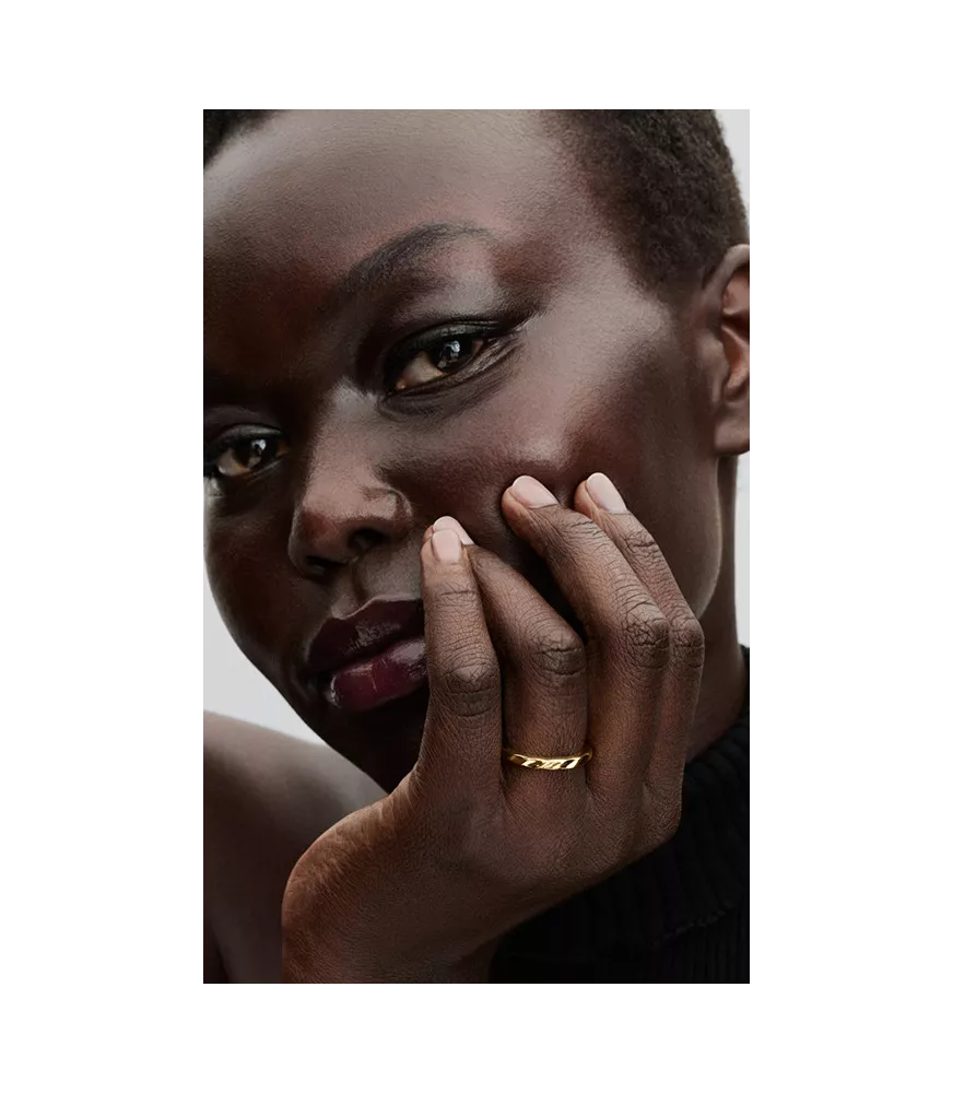 Anillo con un recubrimiento en oro de 14k banda Ondulada