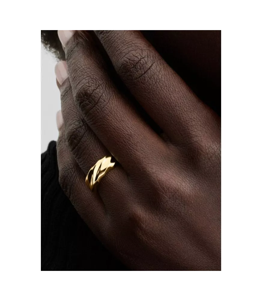 Anillo con un recubrimiento en oro de 14k Banda Ancha Ondulada.