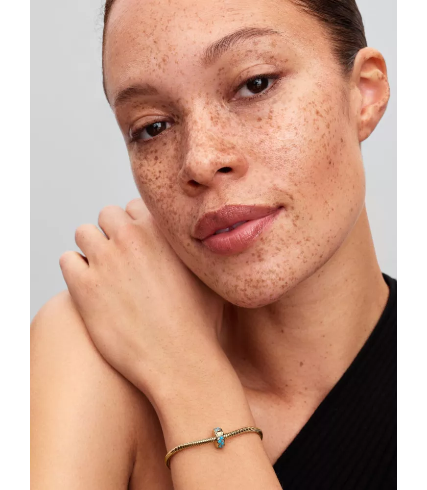 Clip con un recubrimiento en oro de 14k Azul Agua