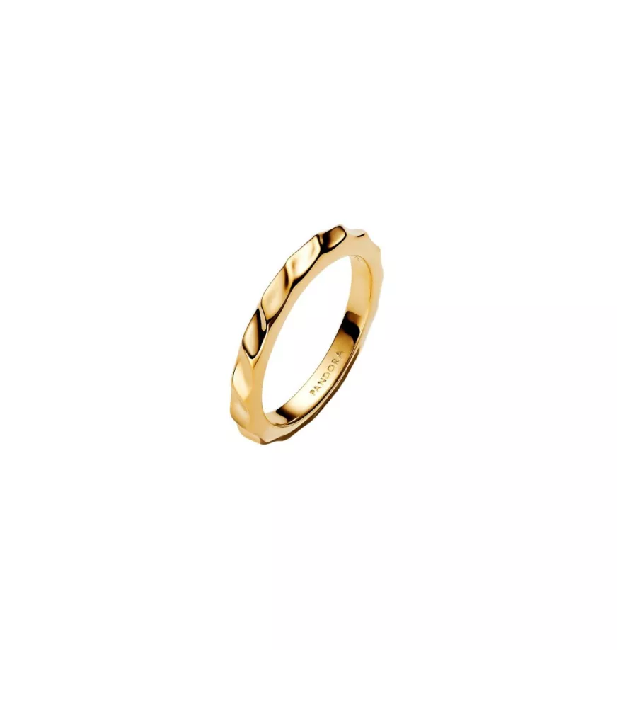 Anillo con un recubrimiento en oro de 14k banda Ondulada