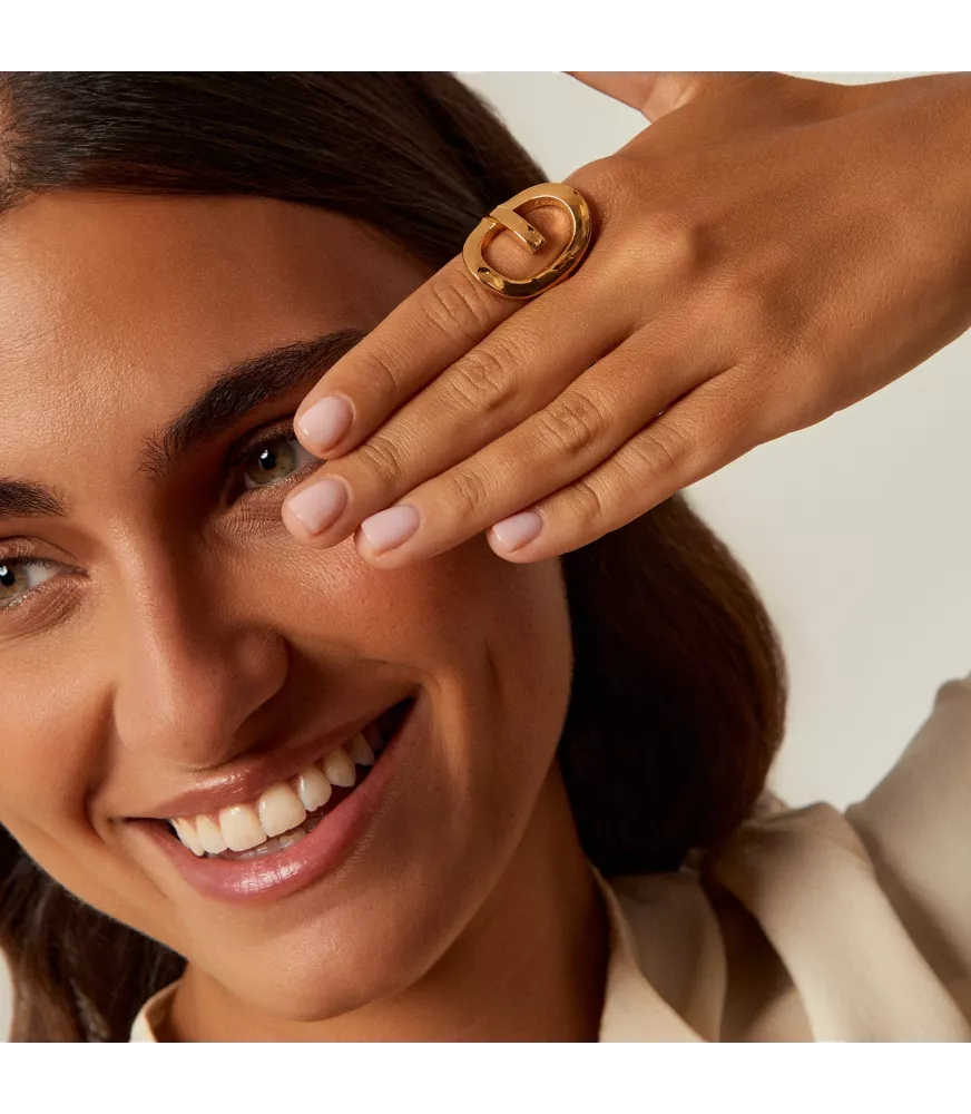 Anillo CXC Ópera, en latón bañado en oro.