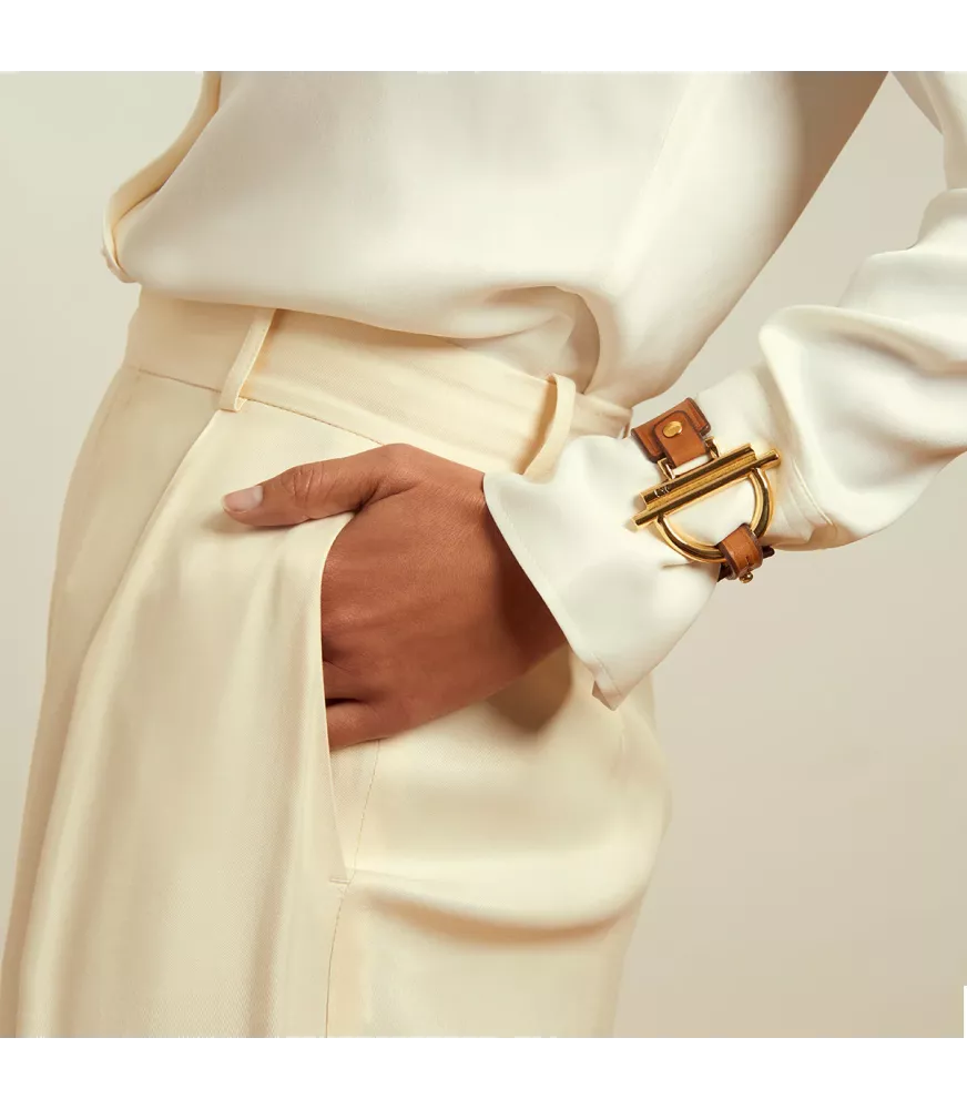 Pulsera Amanecer Cuero CXC, en metal bañado en oro.