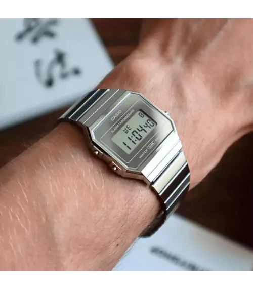 Reloj Casio Vintage con brazalete de acero en color plateado.