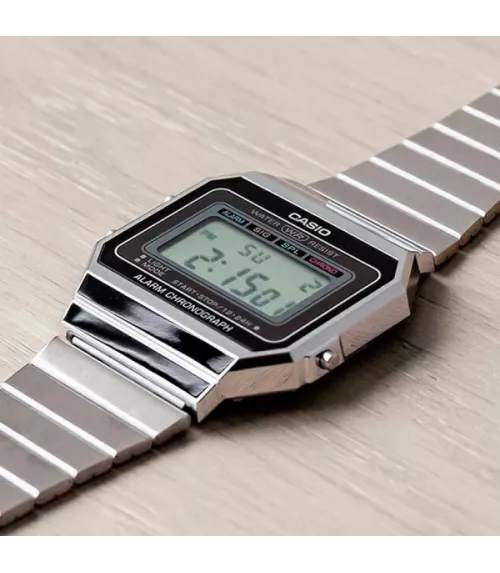 Reloj Casio Vintage con brazalete de acero en color plateado.