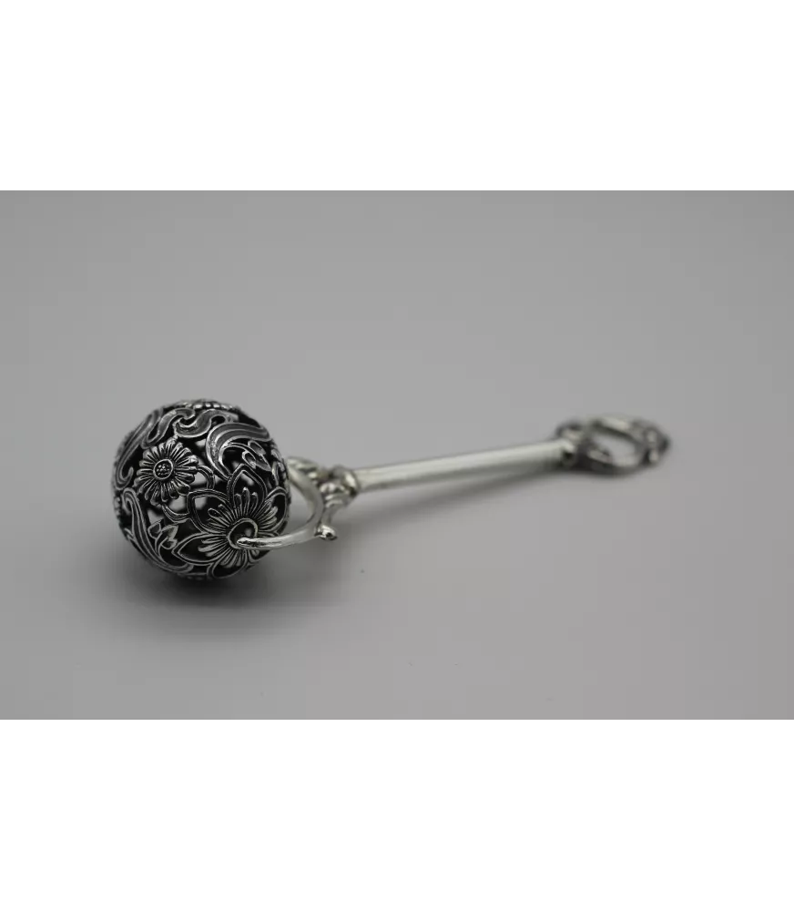 SONAJERO DE PLATA VIEJA CON BOLA DE MOTIVOS FLORALES Y MANGO LISO