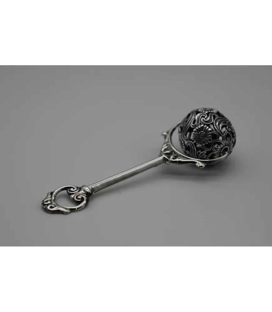 SONAJERO DE PLATA VIEJA CON BOLA DE MOTIVOS FLORALES Y MANGO LISO