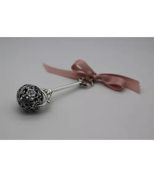 SONAJERO DE PLATA VIEJA CON BOLA DE MOTIVOS FLORALES Y MANGO LISO