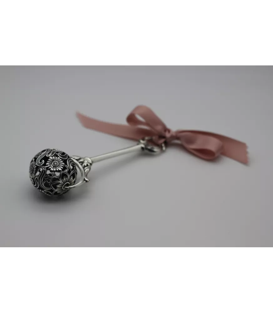 SONAJERO DE PLATA VIEJA CON BOLA DE MOTIVOS FLORALES Y MANGO LISO