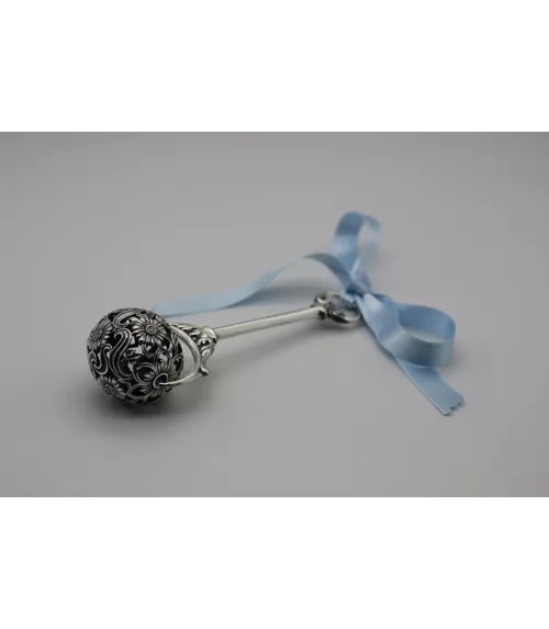 SONAJERO DE PLATA VIEJA CON BOLA DE MOTIVOS FLORALES Y MANGO LISO