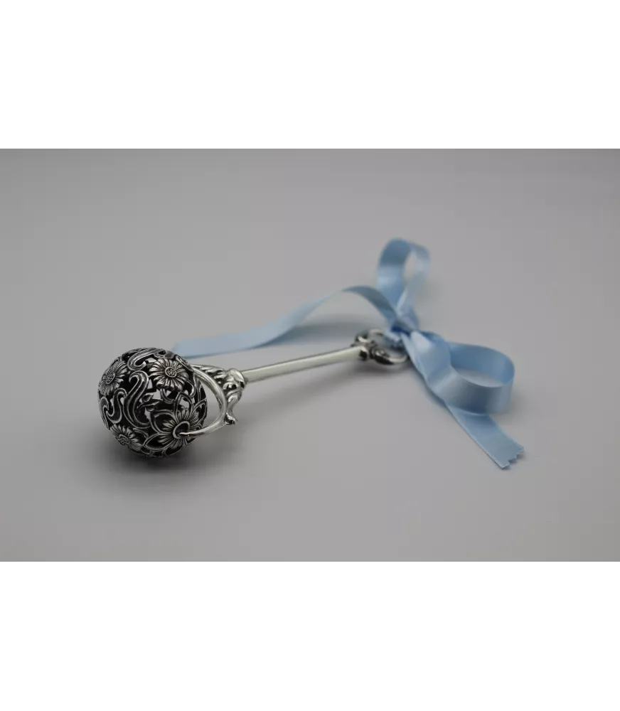 SONAJERO DE PLATA VIEJA CON BOLA DE MOTIVOS FLORALES Y MANGO LISO