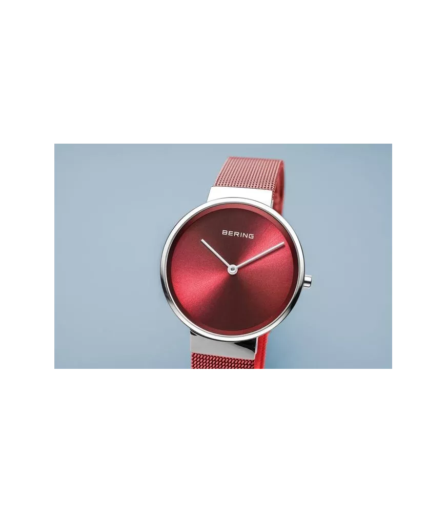 Reloj Bering rojo de mujer con caja rosada.