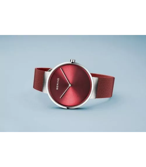 Reloj Bering rojo de mujer con caja rosada.