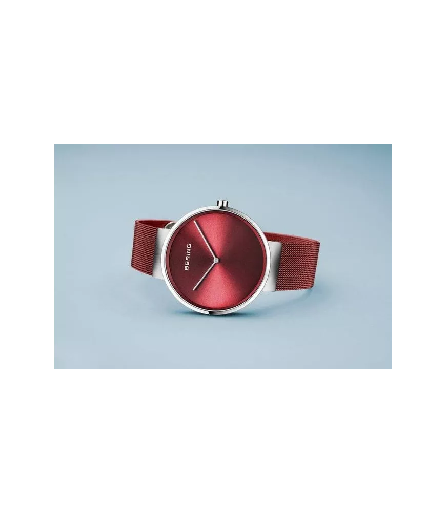 Reloj Bering rojo de mujer con caja rosada.