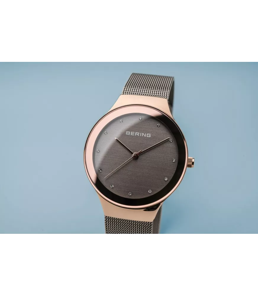 Reloj Bering mujer 12934-369 con brazalete de malla milanesa en gris.