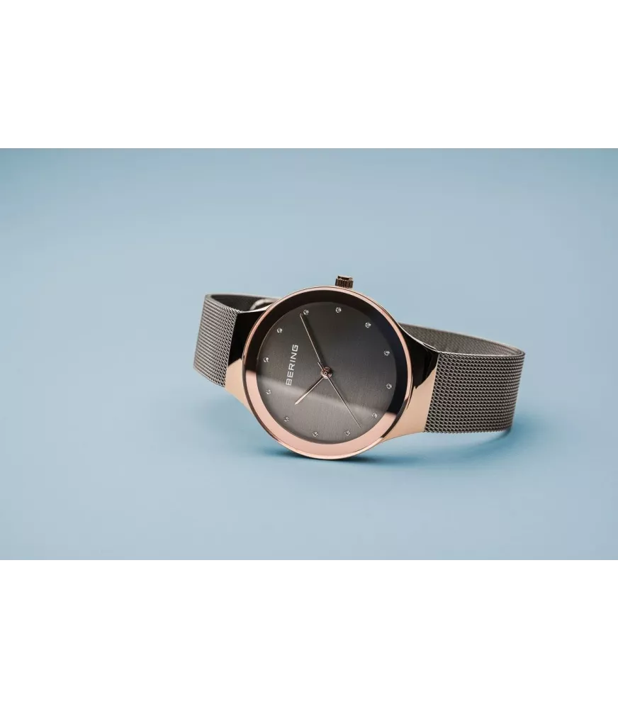 Reloj Bering mujer 12934-369 con brazalete de malla milanesa en gris.