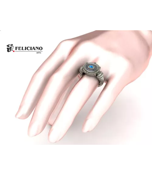 Anillo en plata de primera ley con cuarzo hidrotermal azul.